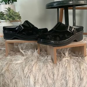 NWOT Klogs Brand Clogs Black With Floral Design Size 8 M